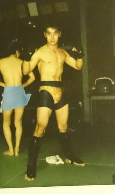 総合格闘技をしていた25年位前の写真。総合格闘技も「打」「投」「極」と、複数のスキルを融合させる事が必要な競技である。