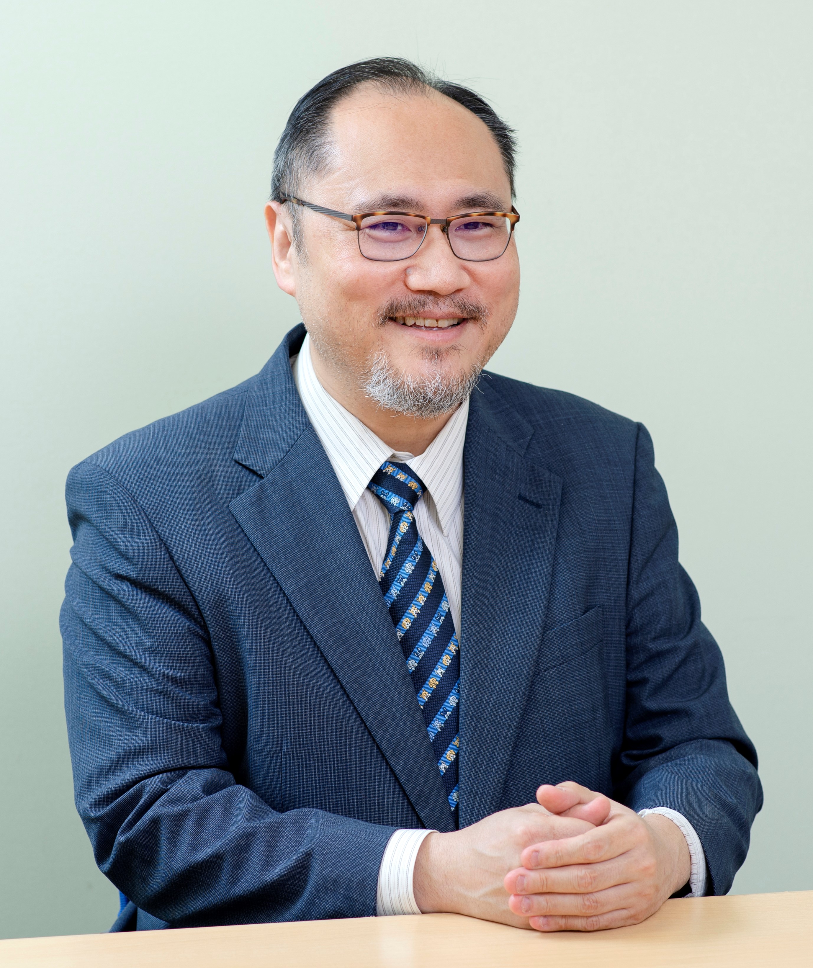 浦尾正彦院長 - 横カット
